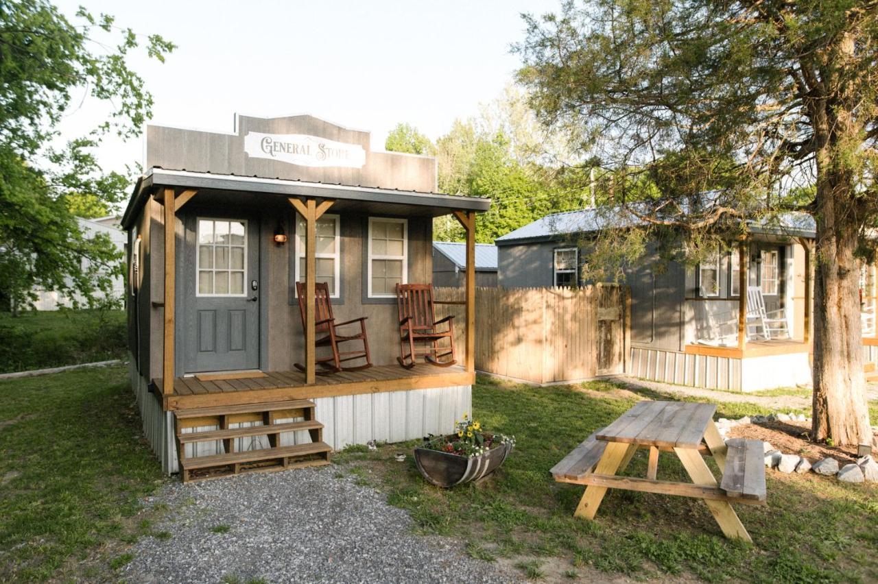 The Outpost Hotel Grand Rivers Buitenkant foto